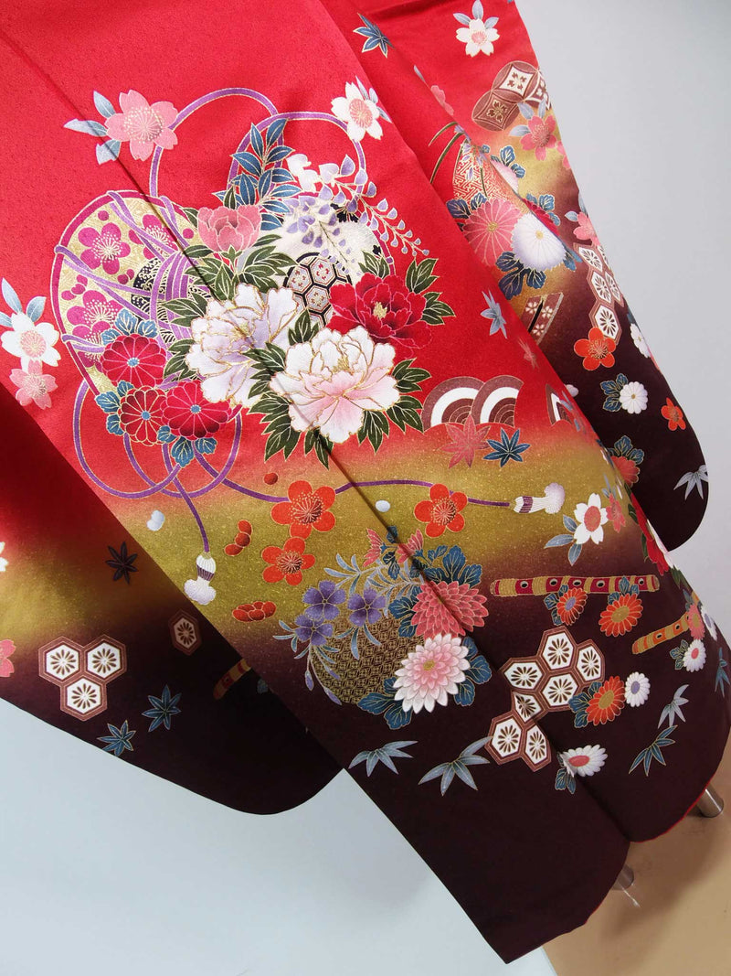 Presque magnifique Furisode, Yamato fait sur commande, tambour à fleurs, instrument de musique japonais, or doré, broderie en pièces d'or, couleur rouge, traitement de garde.