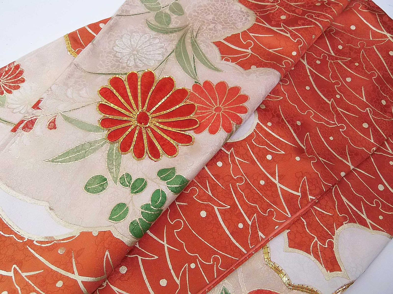 豪華 振袖 雲取り花文様 金駒刺繍 金彩 正絹 – MIYABI - REUSE KIMONO