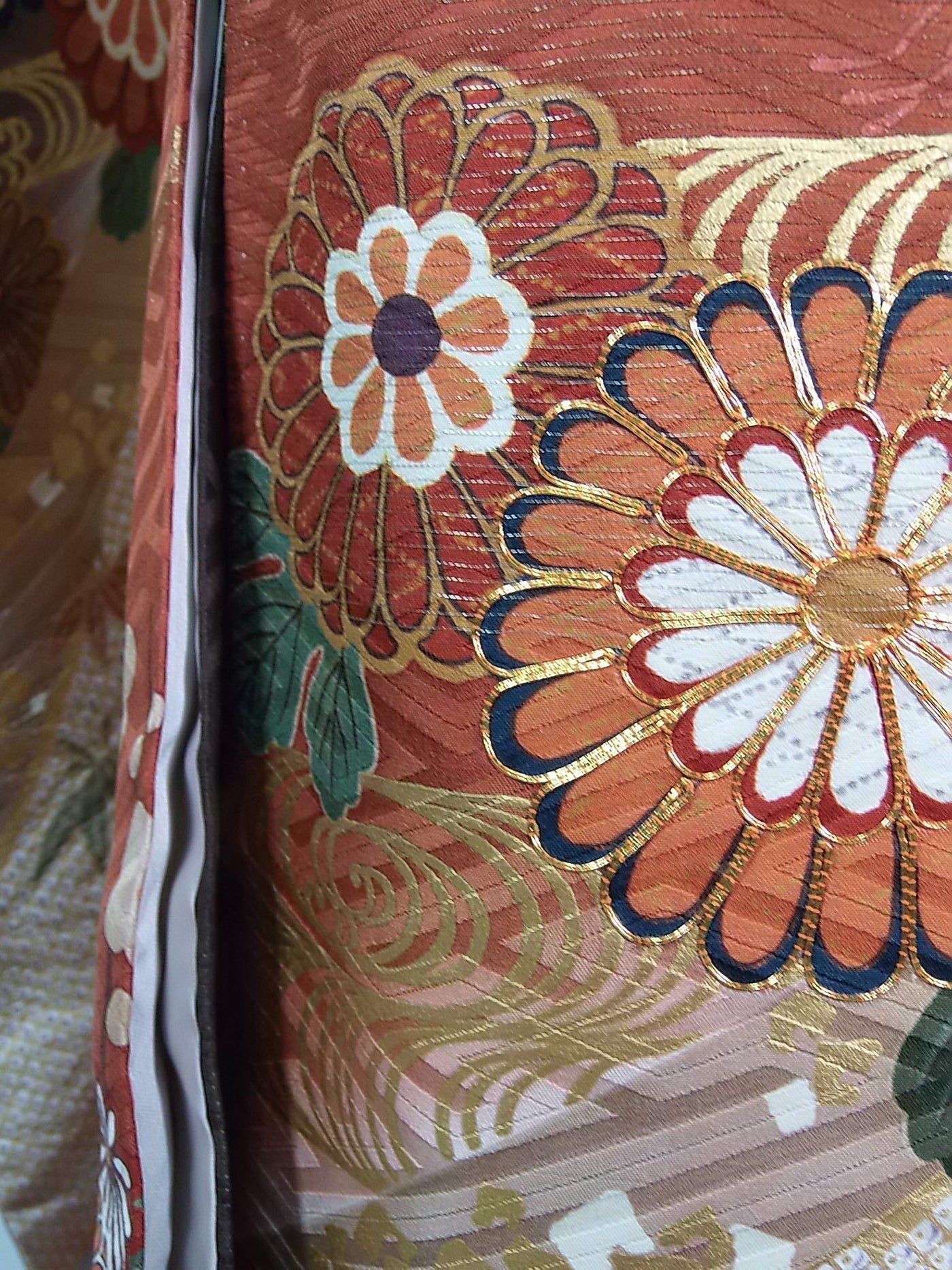 美品 豪華 振袖 蝶々に吉祥花文様 正絹 金彩 金駒刺繍 煉瓦色 – MIYABI - REUSE KIMONO MARKET