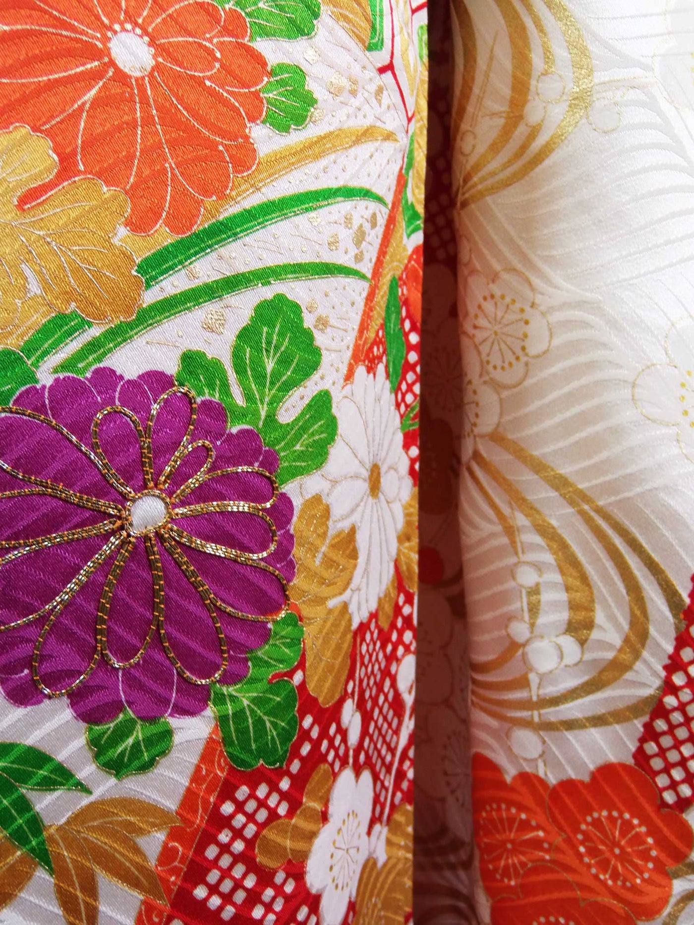 豪華 振袖 吉祥花文様 金駒刺繍 金彩 正絹 アイボリー – MIYABI - REUSE KIMONO MARKET