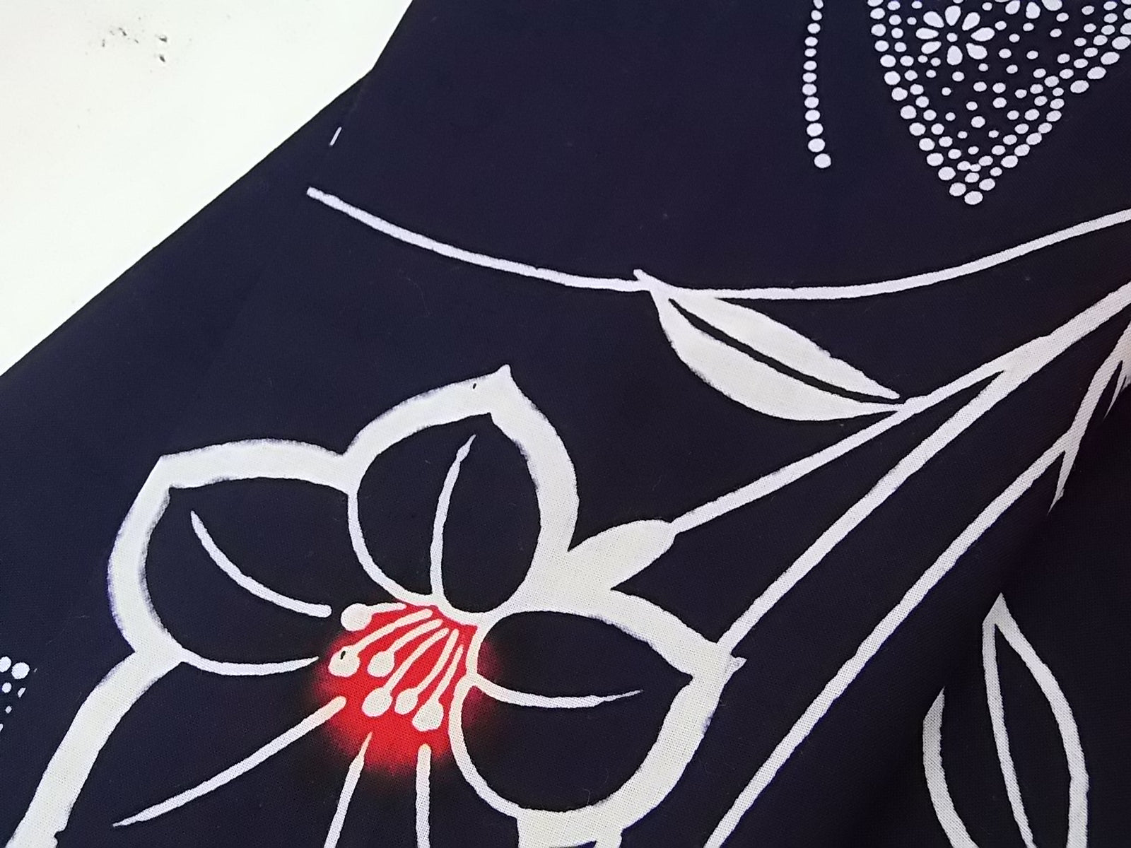 ほぼ美品 注染 浴衣 蝶々に花文様 手縫い 藍染 手縫い 大人