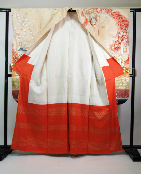 Magnifique et luxueux furisode (kimono à manches longues), motif goshoage, broderie de pièces d'or, pure soie, beige.