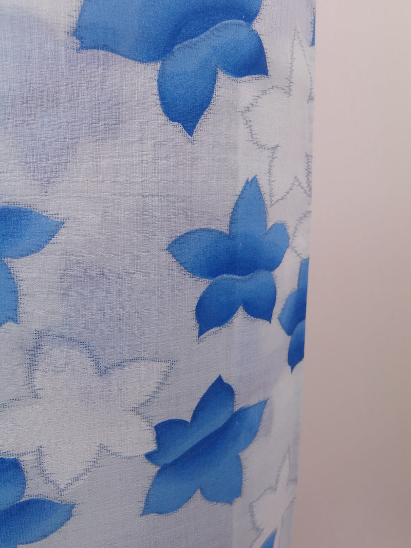Presque magnifique kimono d'été lavable, kimono en coton, gaze, motifs floraux, bleu clair frais, cousu à la main, également pour un seul vêtement.