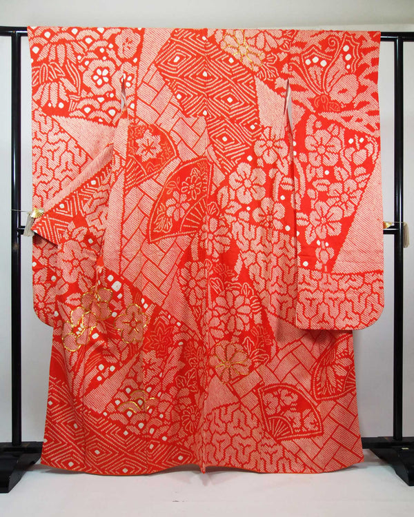 Magnifique Furisode, shibori total, diamants de soie, fleurs en éventail, motif Arishou, broderie or et or, soie pure, vermillon.