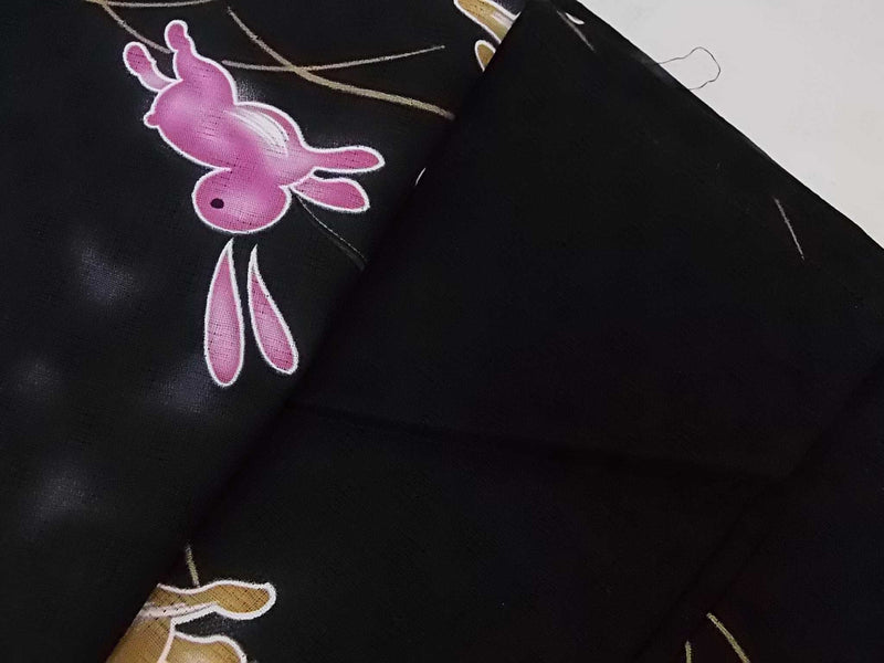 美品　レディース浴衣　可愛いうさぎ文様　花文様　変わり織　金彩入り　やや透け感有り　黒色