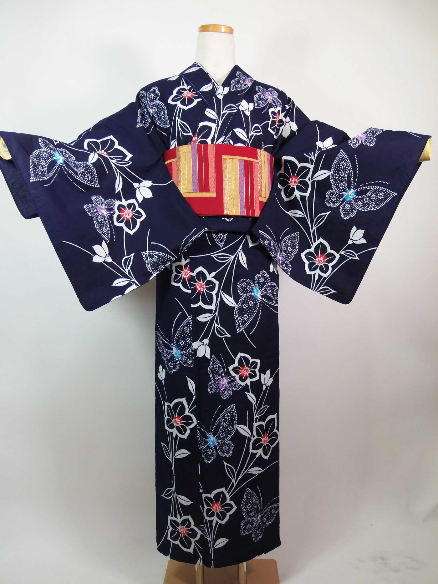 ほぼ美品 注染 浴衣 蝶々に花文様 手縫い 藍染 手縫い 大人