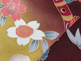 Presque magnifique Furisode, Yamato fait sur commande, tambour à fleurs, instrument de musique japonais, or doré, broderie en pièces d'or, couleur rouge, traitement de garde.