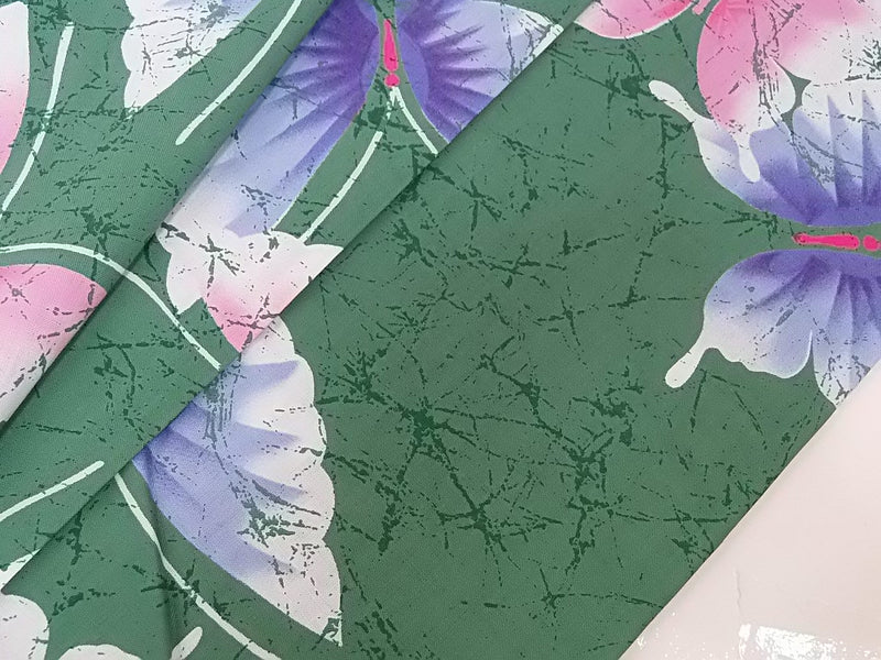 ほぼ美品　レディース浴衣　蝶々文様　