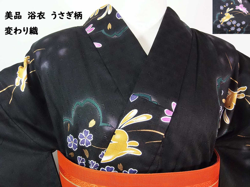 美品　レディース浴衣　可愛いうさぎ文様　花文様　変わり織　金彩入り　やや透け感有り　黒色