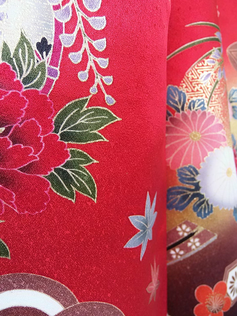 Presque magnifique Furisode, Yamato fait sur commande, tambour à fleurs, instrument de musique japonais, or doré, broderie en pièces d'or, couleur rouge, traitement de garde.