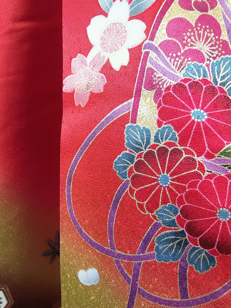 Presque magnifique Furisode, Yamato fait sur commande, tambour à fleurs, instrument de musique japonais, or doré, broderie en pièces d'or, couleur rouge, traitement de garde.