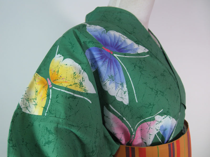 ほぼ美品　レディース浴衣　蝶々文様　