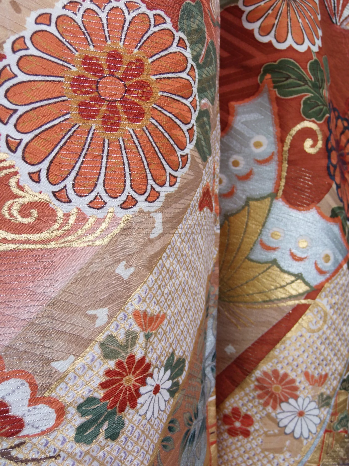 美品 豪華 振袖 蝶々に吉祥花文様 正絹 金彩 金駒刺繍 煉瓦色 – MIYABI - REUSE KIMONO MARKET