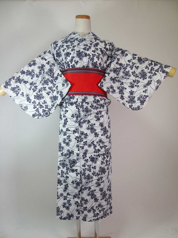 Presque magnifique yukata injecté, motif floral, cousu à la main, tissu peigné, également pour les juniors, taille SS, blanc.