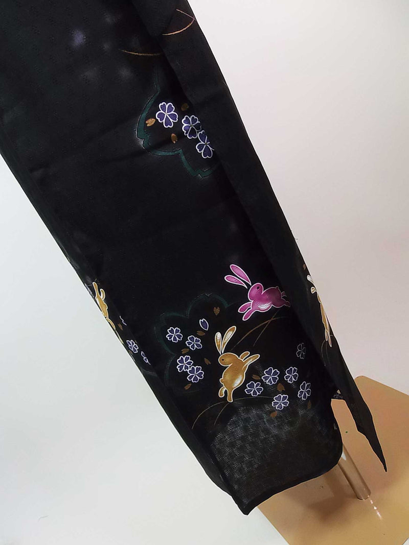 美品　レディース浴衣　可愛いうさぎ文様　花文様　変わり織　金彩入り　やや透け感有り　黒色