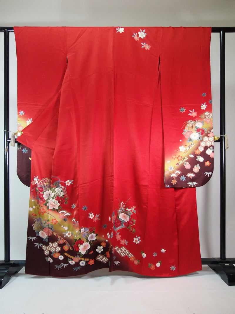 Presque magnifique Furisode, Yamato fait sur commande, tambour à fleurs, instrument de musique japonais, or doré, broderie en pièces d'or, couleur rouge, traitement de garde.