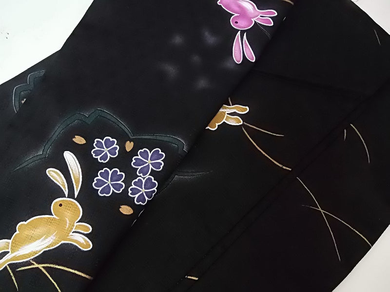 美品　レディース浴衣　可愛いうさぎ文様　花文様　変わり織　金彩入り　やや透け感有り　黒色