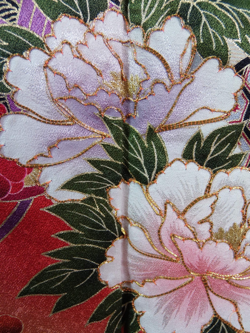 Presque magnifique Furisode, Yamato fait sur commande, tambour à fleurs, instrument de musique japonais, or doré, broderie en pièces d'or, couleur rouge, traitement de garde.