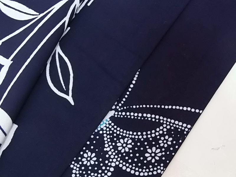 ほぼ美品　注染　浴衣　蝶々に花文様　手縫い　藍染　手縫い　大人可愛い　濃紺色