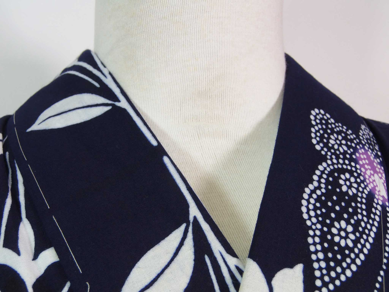 ほぼ美品 注染 浴衣 蝶々に花文様 手縫い 藍染 手縫い 大人