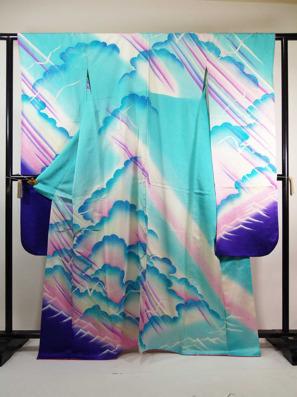 Presque magnifique kimono Furisode, Toyama, motif de nuages et d'oiseaux avec décoration en argent, pure soie, bleu clair, blanc et bleu-violet.