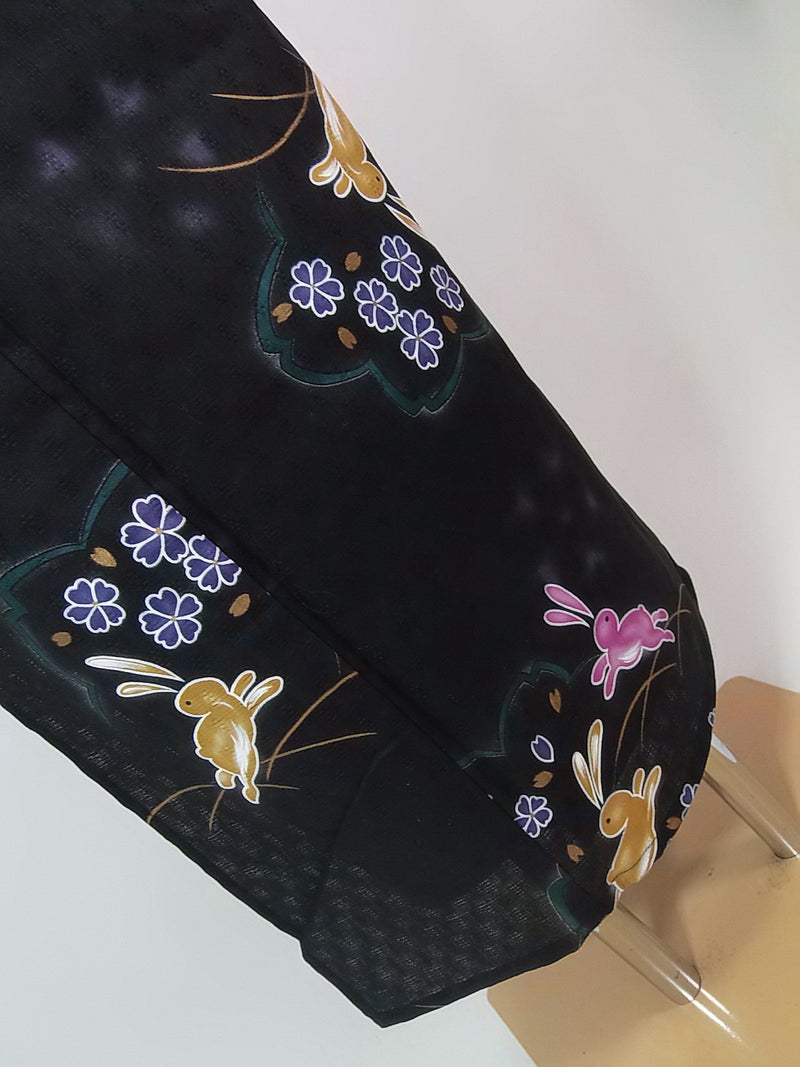 美品　レディース浴衣　可愛いうさぎ文様　花文様　変わり織　金彩入り　やや透け感有り　黒色