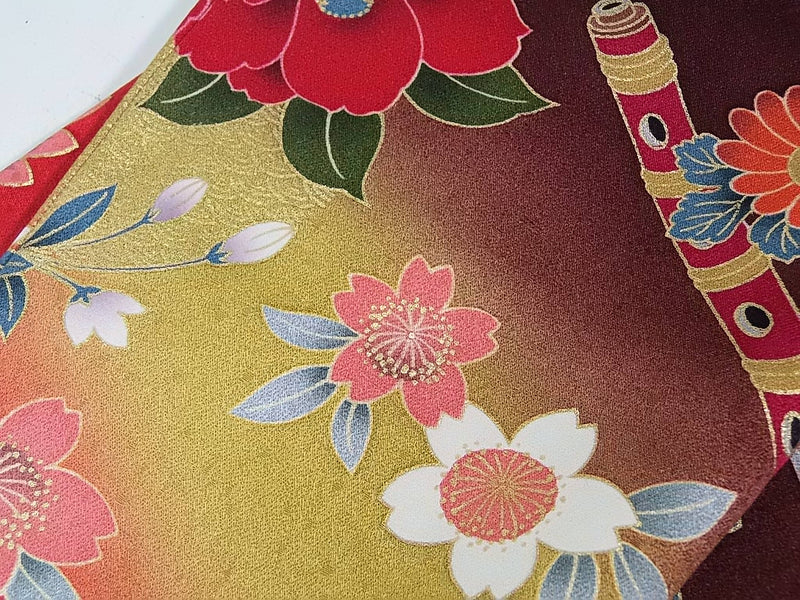 Presque magnifique Furisode, Yamato fait sur commande, tambour à fleurs, instrument de musique japonais, or doré, broderie en pièces d'or, couleur rouge, traitement de garde.