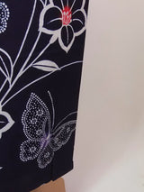 ほぼ美品　注染　浴衣　蝶々に花文様　手縫い　藍染　手縫い　大人可愛い　濃紺色
