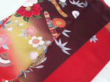 Presque magnifique Furisode, Yamato fait sur commande, tambour à fleurs, instrument de musique japonais, or doré, broderie en pièces d'or, couleur rouge, traitement de garde.