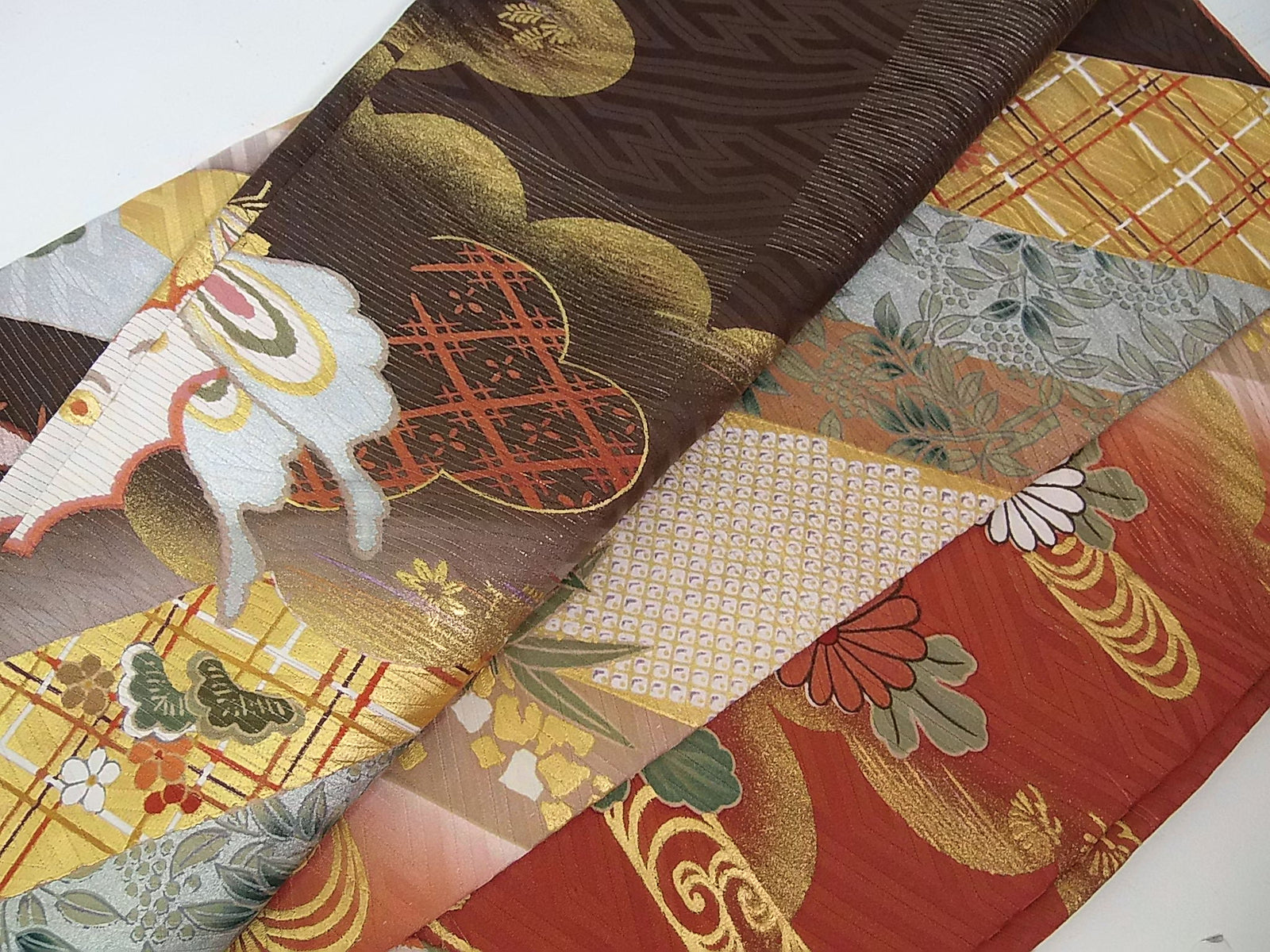 美品 豪華 振袖 蝶々に吉祥花文様 正絹 金彩 金駒刺繍 煉瓦色 – MIYABI - REUSE KIMONO MARKET