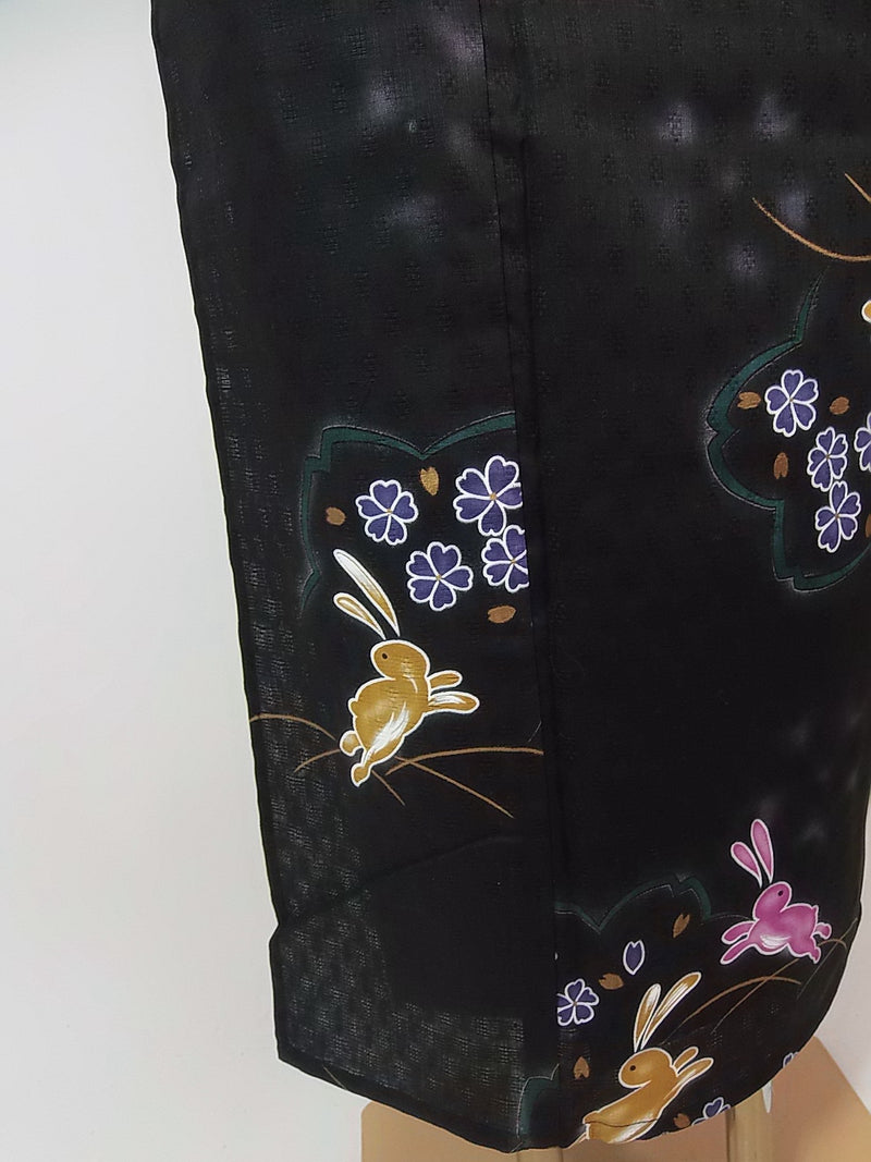 美品　レディース浴衣　可愛いうさぎ文様　花文様　変わり織　金彩入り　やや透け感有り　黒色