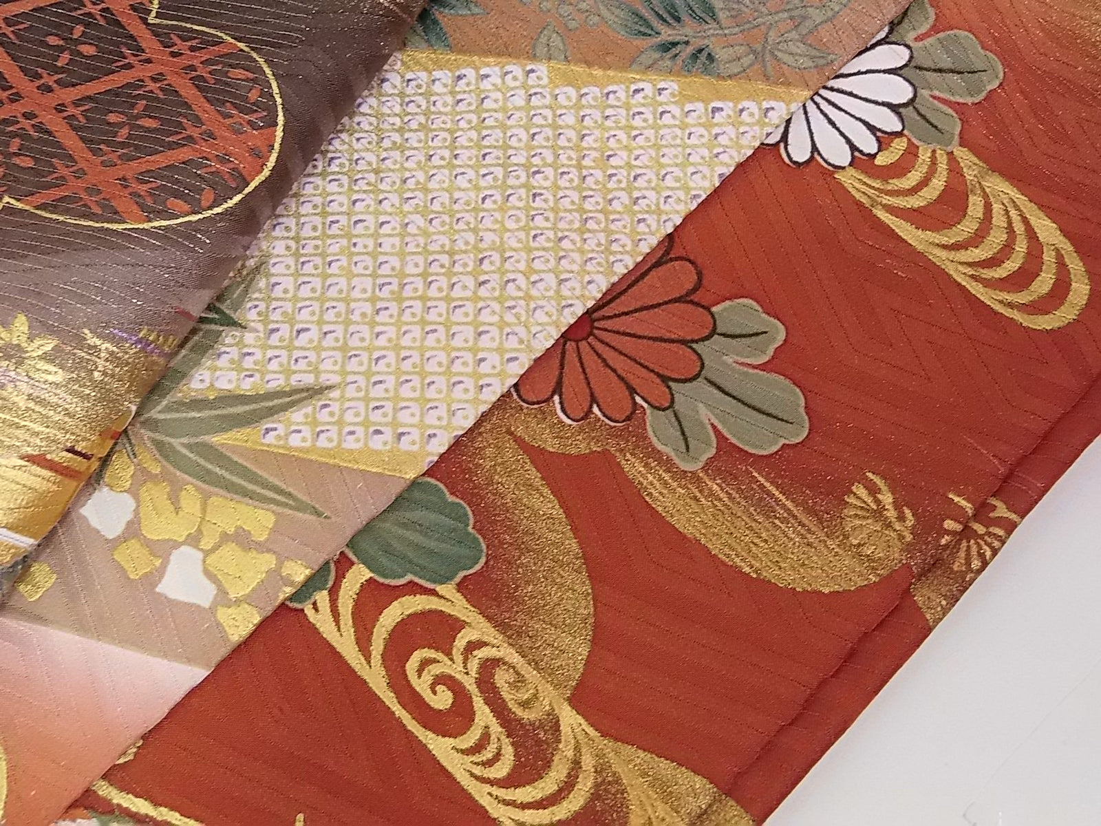 美品 豪華 振袖 蝶々に吉祥花文様 正絹 金彩 金駒刺繍 煉瓦色 – MIYABI - REUSE KIMONO MARKET