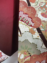 逸品 振袖 松に宝尽くし文様 金彩 縮緬 深紅系 正絹 長襦袢付き 2点セット