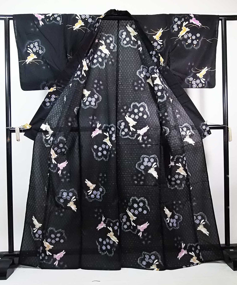 美品　レディース浴衣　可愛いうさぎ文様　花文様　変わり織　金彩入り　やや透け感有り　黒色