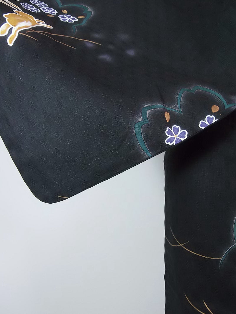 美品　レディース浴衣　可愛いうさぎ文様　花文様　変わり織　金彩入り　やや透け感有り　黒色