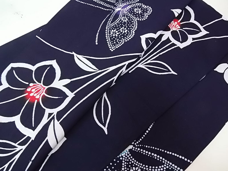 ほぼ美品　注染　浴衣　蝶々に花文様　手縫い　藍染　手縫い　大人可愛い　濃紺色