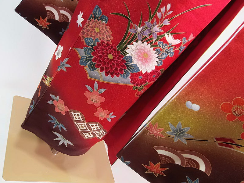 Presque magnifique Furisode, Yamato fait sur commande, tambour à fleurs, instrument de musique japonais, or doré, broderie en pièces d'or, couleur rouge, traitement de garde.