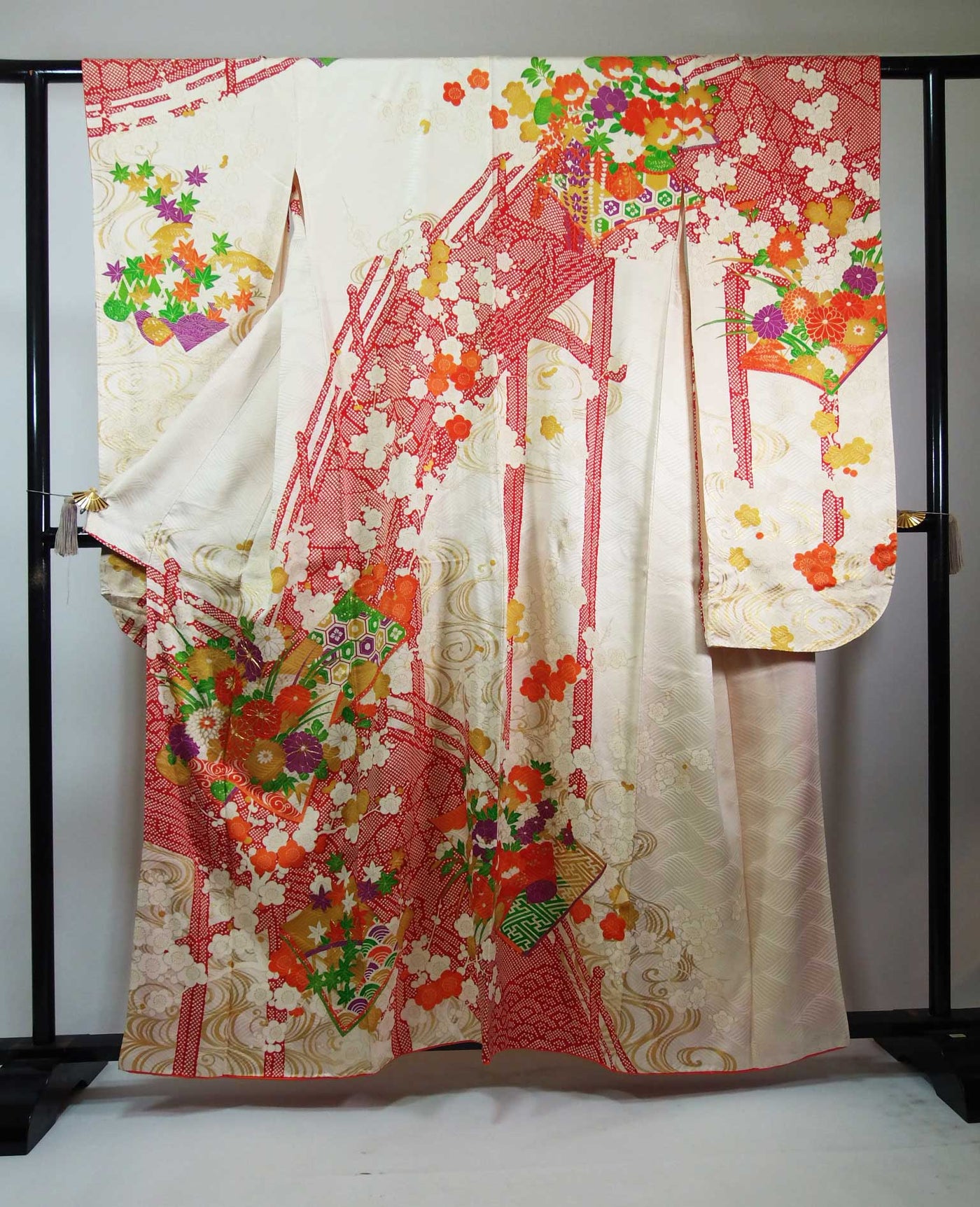 豪華 振袖 吉祥花文様 金駒刺繍 金彩 正絹 アイボリー – MIYABI - REUSE KIMONO MARKET