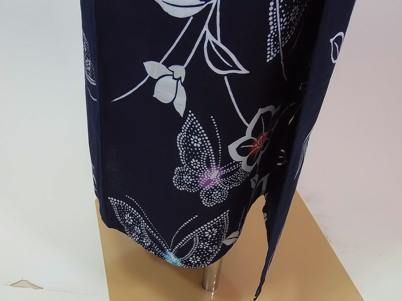 ほぼ美品　注染　浴衣　蝶々に花文様　手縫い　藍染　手縫い　大人可愛い　濃紺色