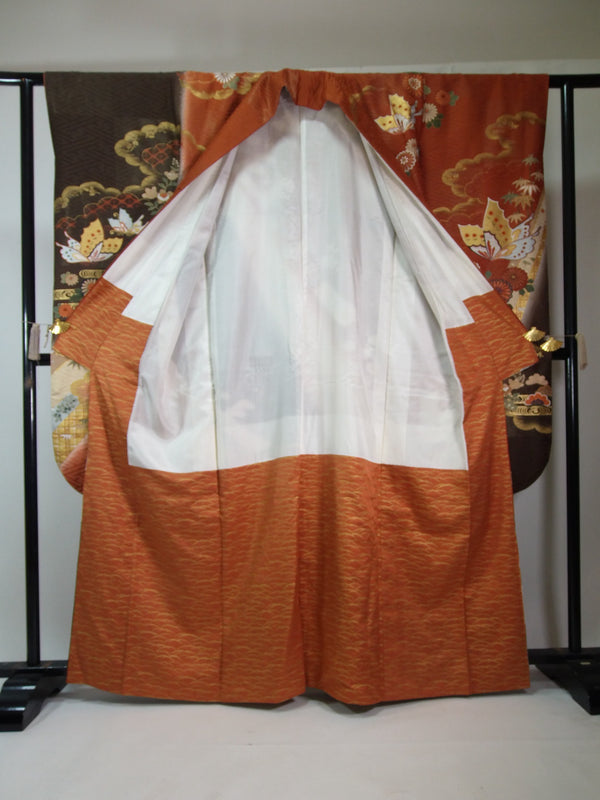 Magnifique et luxueux furisode (kimono à manches longues), motifs de papillons et de fleurs de bon augure, pure soie, broderie dorée, or et pièces d'orfèvrerie, rouge brique.