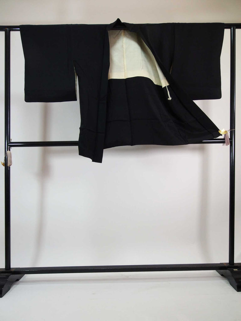 Magnifique haori noir, motif de fleurs et de châtaignes d'eau, produit en soie, produit japonais, avec emblème de la famille japonaise Veste de kimono