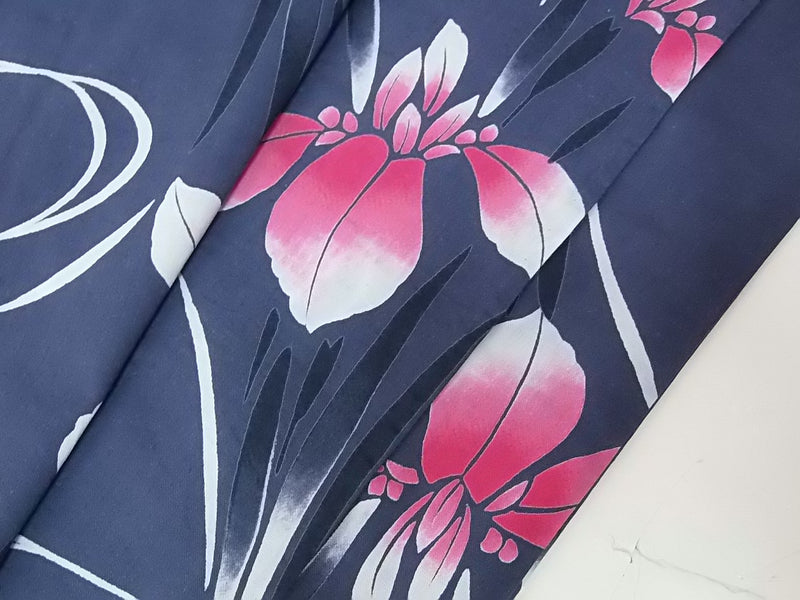 【NEW】流水 紅葉 グレーブルー 渋好み 粋な大人浴衣 ブルーグレーに咲く紅菖蒲 流水文様 レディース浴衣 涼やかレトロ