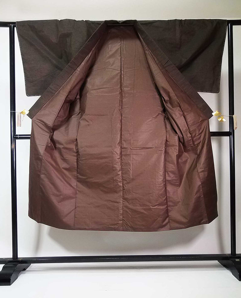 Ensemble deux pièces inutilisé de kimono pour homme, veste haori et kimono (le haori est un pongé de barbe), pure soie, couleur marron foncé.