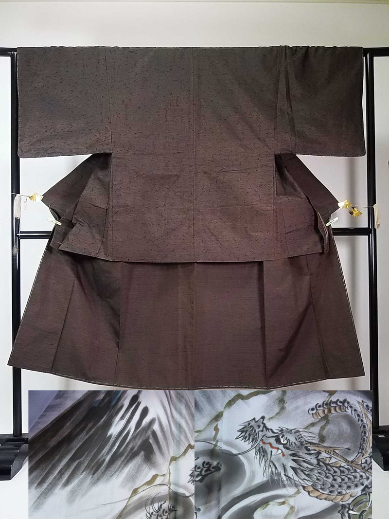 Ensemble deux pièces inutilisé de kimono pour homme, veste haori et kimono (le haori est un pongé de barbe), pure soie, couleur marron foncé.