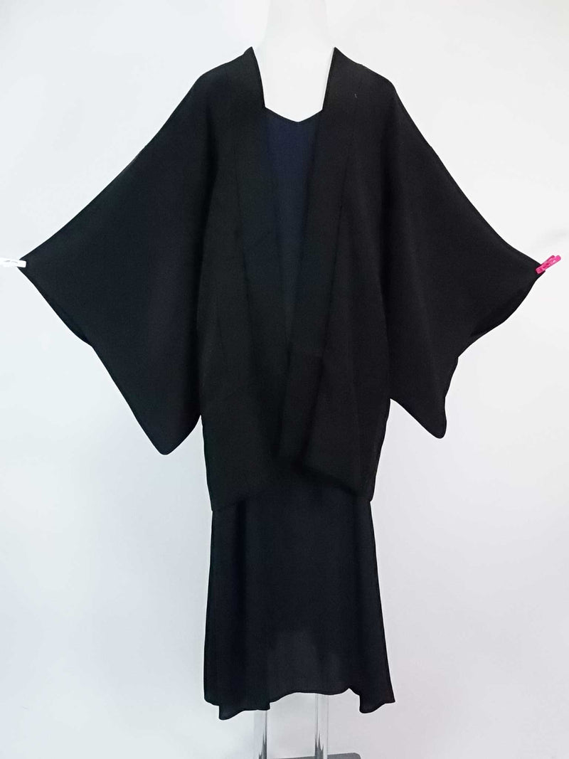 Magnifique haori noir, motif de fleurs et de châtaignes d'eau, produit en soie, produit japonais, avec emblème de la famille japonaise Veste de kimono