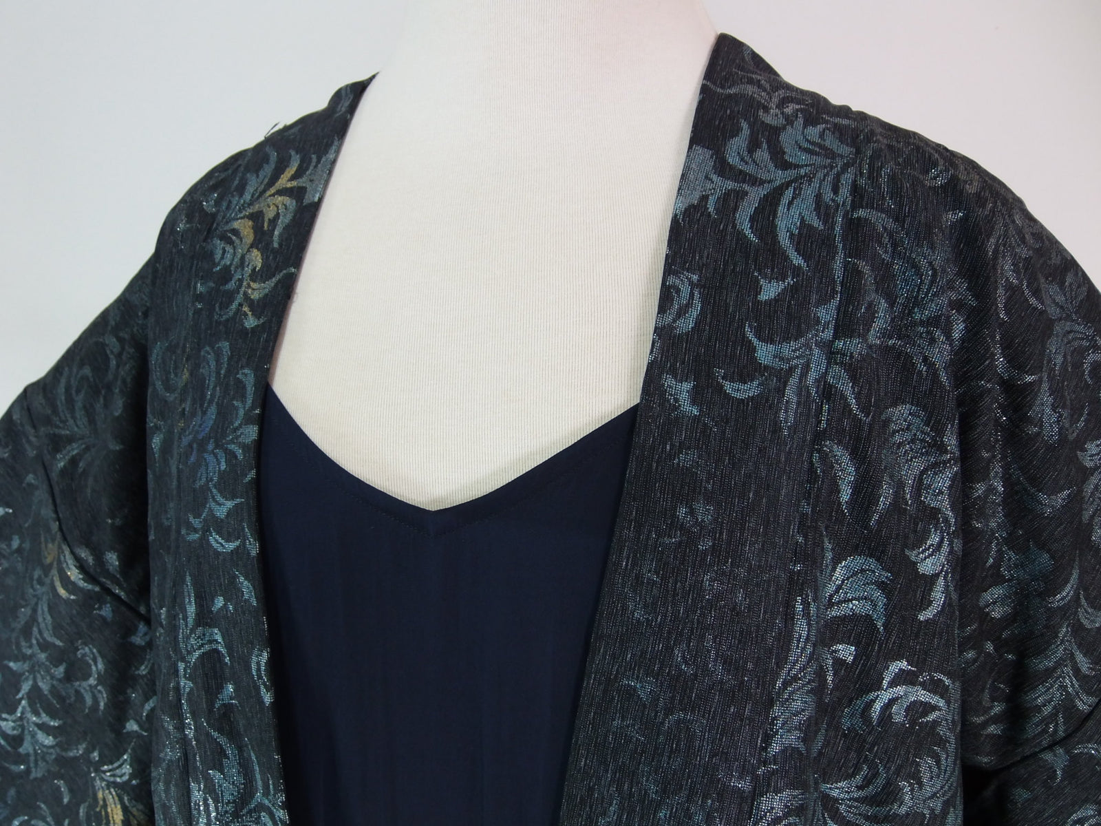 美品 黒羽織 漆織 草花模様 絹製品 日本製品 グレー Kimono