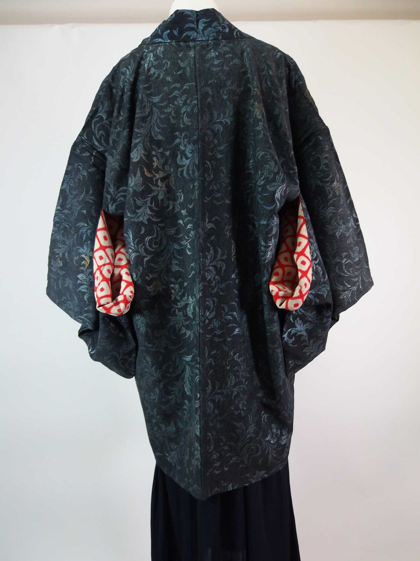 美品 黒羽織 漆織 草花模様 絹製品 日本製品 グレー Kimono jacket – MIYABI - REUSE KIMONO MARKET