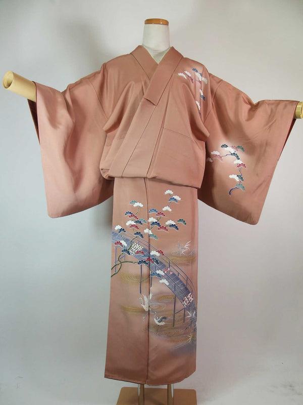 Presque beau, kimono de femme, kimono de visite, motif de paysage, or, peint à la main, pure soie, cousu à la main, rose, kimono japonais.