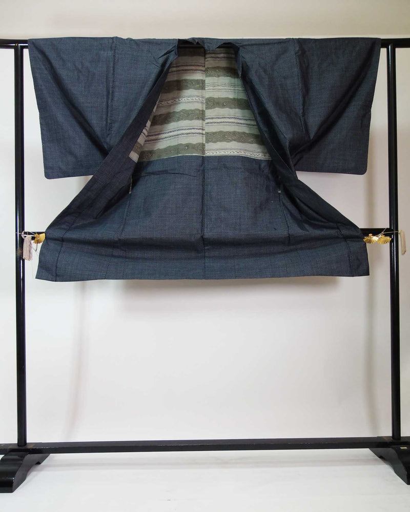 Beautiful, two-piece set of men's kimono, haori jacket and kimono, Oshima Tsumugi brand, pure silk, light black color.