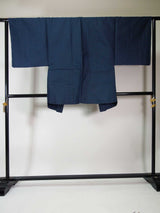 Kimono pour homme non utilisé, ensemble deux pièces composé d'une veste haori et d'un kimono, pure soie, motifs d'écailles, bleu marine.